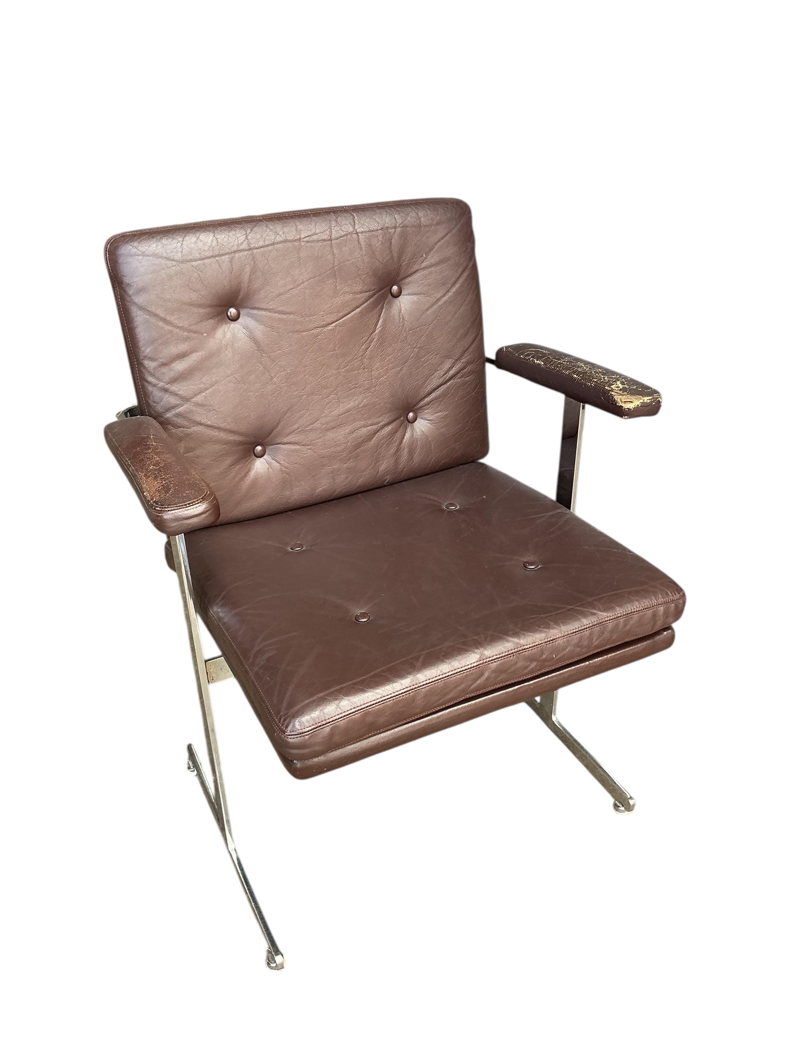 Robin Day for Hille. A pair of Delphi leather and chrome chairs